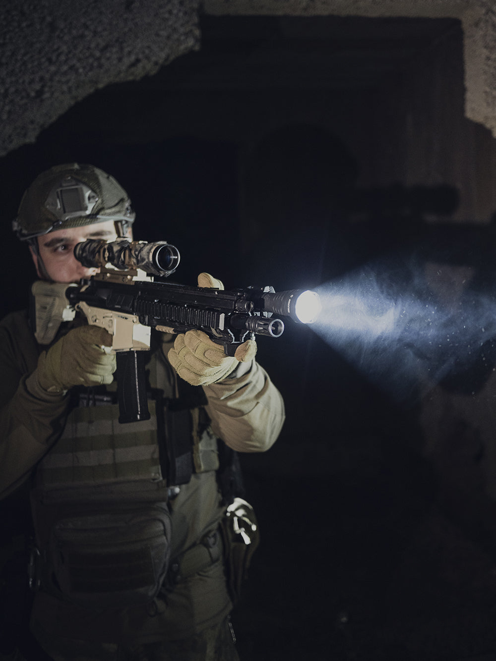 Predator Pro Magnet USB / Varm / 1400 lm / 5°:40° / 1x18650 (inkl.) - Armytek