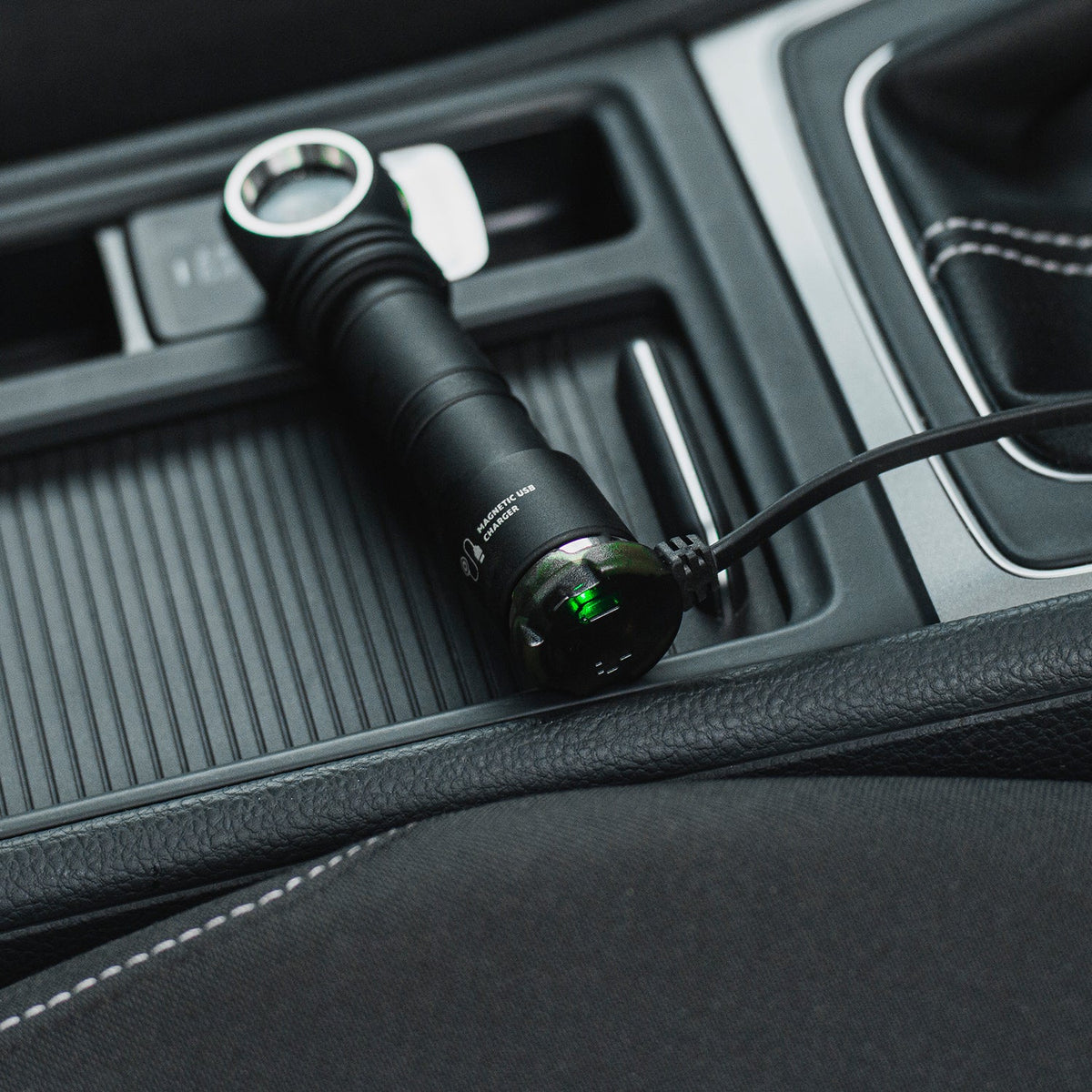 Wizard C2 Pro / Varm / 2330 lm / TIR 70°:120° / +hölster / 1x18650 (inkl.) / Magnet USB - Armytek