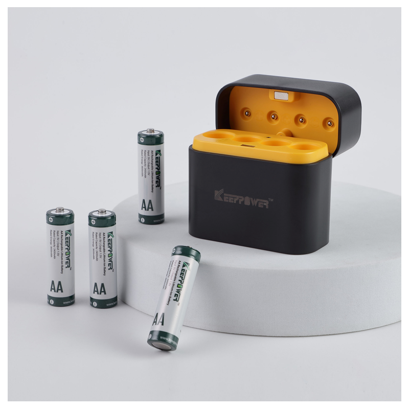 Keeppower i4 – 4 uppladdningsbara AA-batterier med laddare