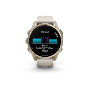 fēnix® 8 – 43 mm, AMOLED, Sapphire, Soft Gold med Fog Grey/Dark Sandstone silikonarmband – Garmin
