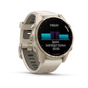 fēnix® 8 – 43 mm, AMOLED, Sapphire, Soft Gold med Fog Grey/Dark Sandstone silikonarmband – Garmin