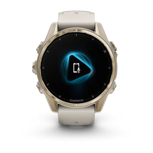 fēnix® 8 – 43 mm, AMOLED, Sapphire, Soft Gold med Fog Grey/Dark Sandstone silikonarmband – Garmin