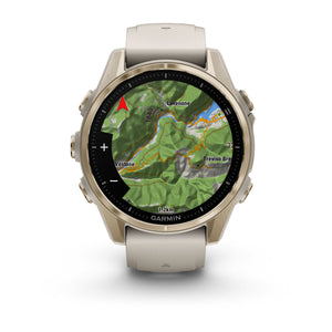 fēnix® 8 – 43 mm, AMOLED, Sapphire, Soft Gold med Fog Grey/Dark Sandstone silikonarmband – Garmin