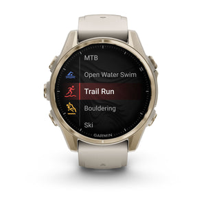 fēnix® 8 – 43 mm, AMOLED, Sapphire, Soft Gold med Fog Grey/Dark Sandstone silikonarmband – Garmin