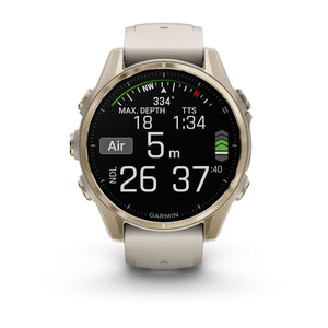 fēnix® 8 – 43 mm, AMOLED, Sapphire, Soft Gold med Fog Grey/Dark Sandstone silikonarmband – Garmin