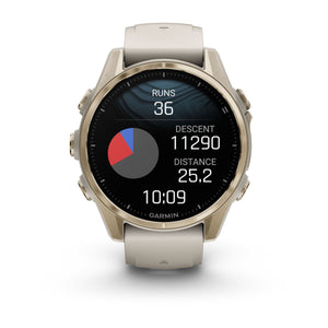 fēnix® 8 – 43 mm, AMOLED, Sapphire, Soft Gold med Fog Grey/Dark Sandstone silikonarmband – Garmin