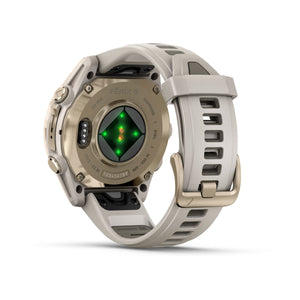 fēnix® 8 – 43 mm, AMOLED, Sapphire, Soft Gold med Fog Grey/Dark Sandstone silikonarmband – Garmin